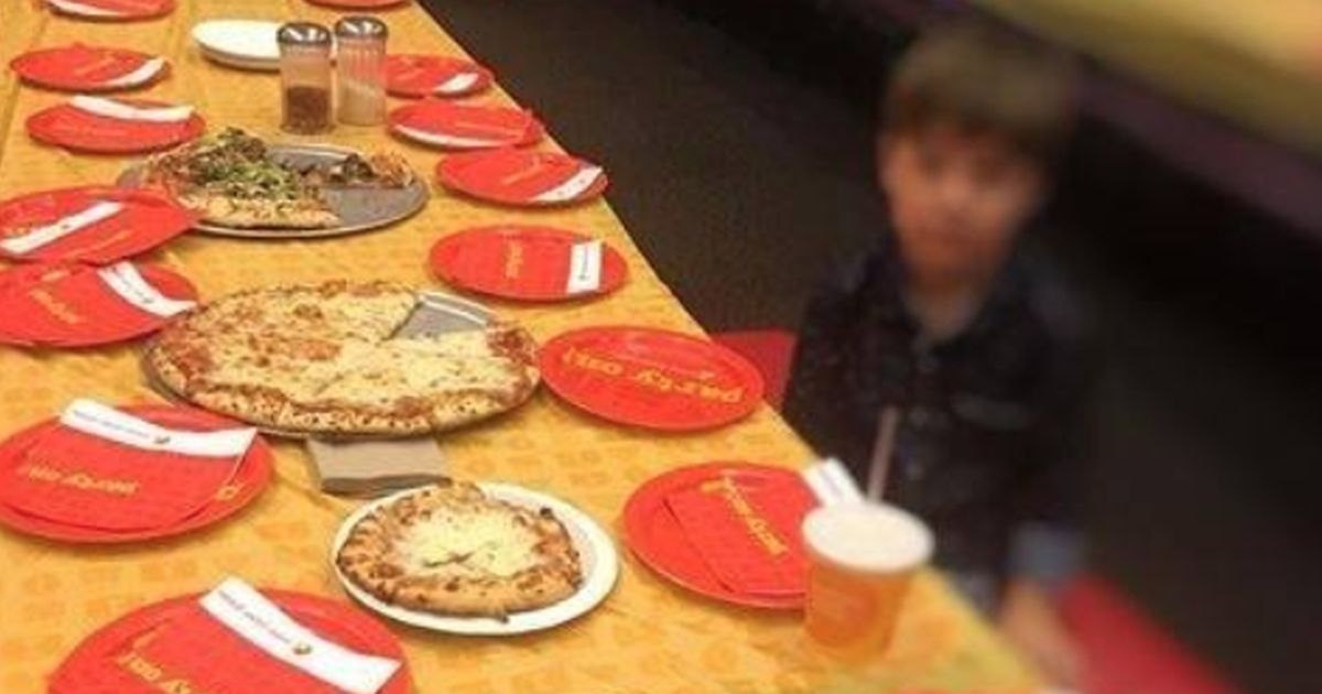 Nessuno dei 32 invitati va alla sua festa: la foto del piccolo Teddy intenerisce il web