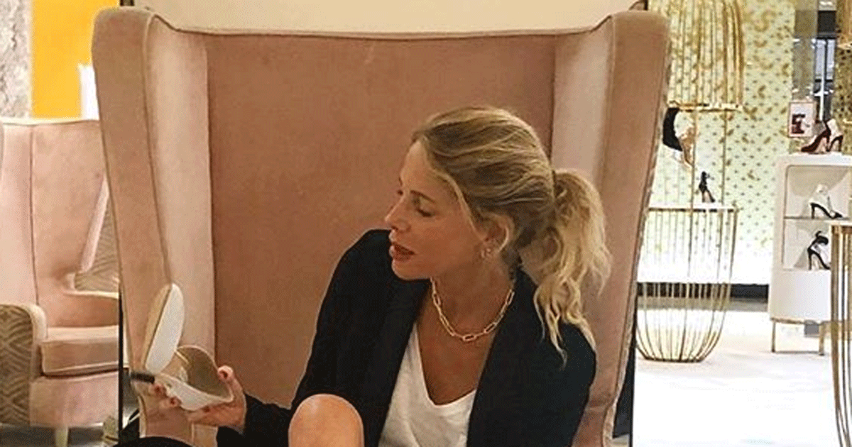 Alessia Marcuzzi prova le scarpe in un negozio di Dubai, ma…