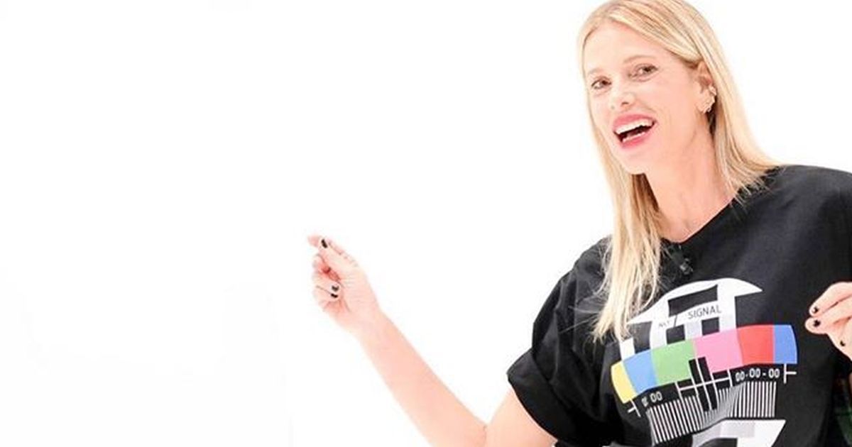 Alessia Marcuzzi in una gonna troppo mini stupisce i follower