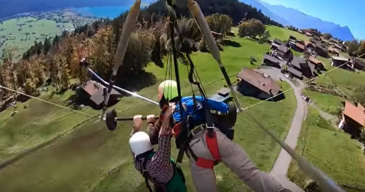 L’istruttore si dimentica di agganciarlo al deltaplano, il turista si salva per miracolo