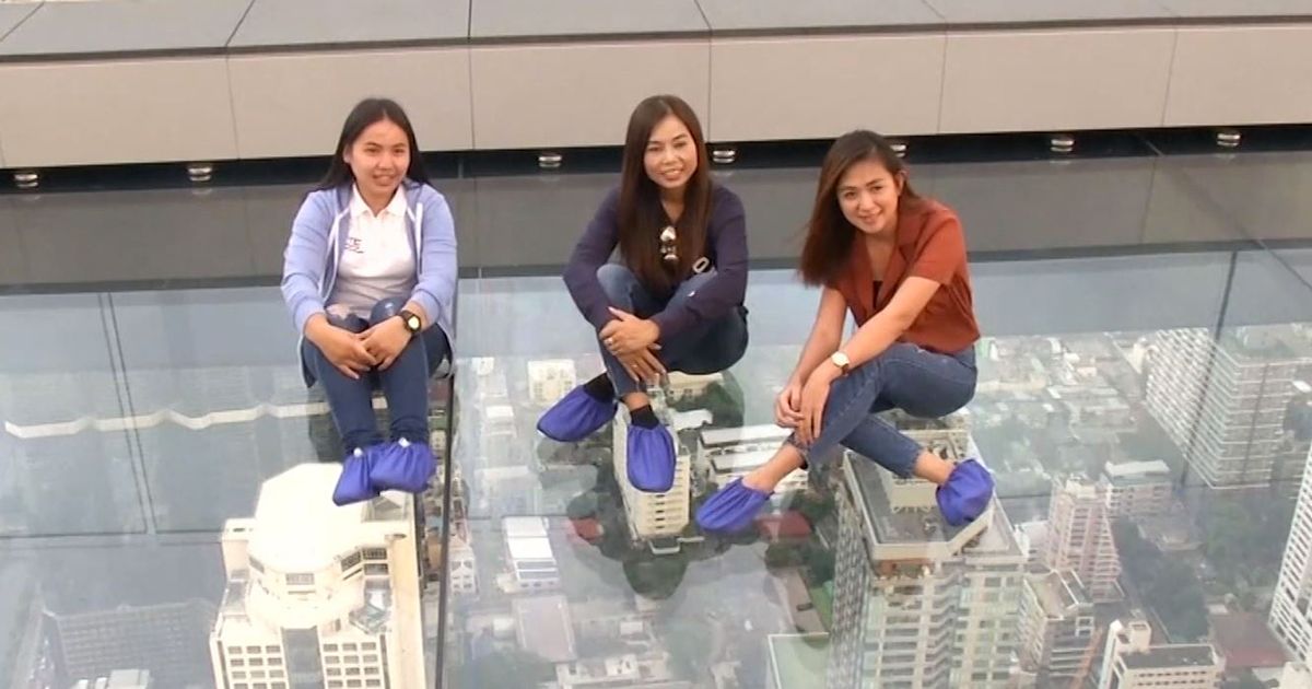 Bangkok, sotto i piedi il vuoto: la passeggiata mozzafiato sul grattacielo