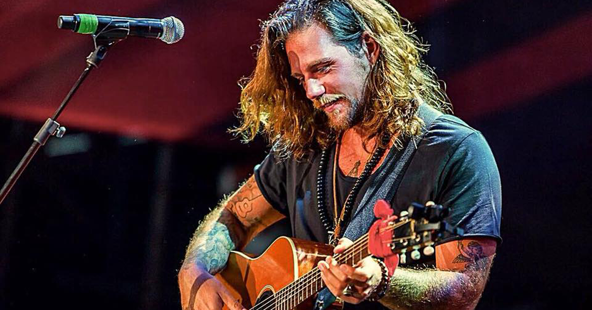 Enrico Nigiotti: salta la corrente e il concerto si trasforma in emozione pura