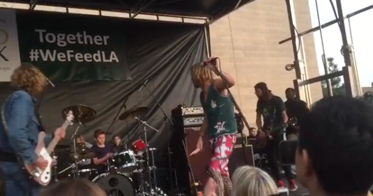 Il figlio undicenne del batterista dei Foo Fighters suona in concerto insieme al padre