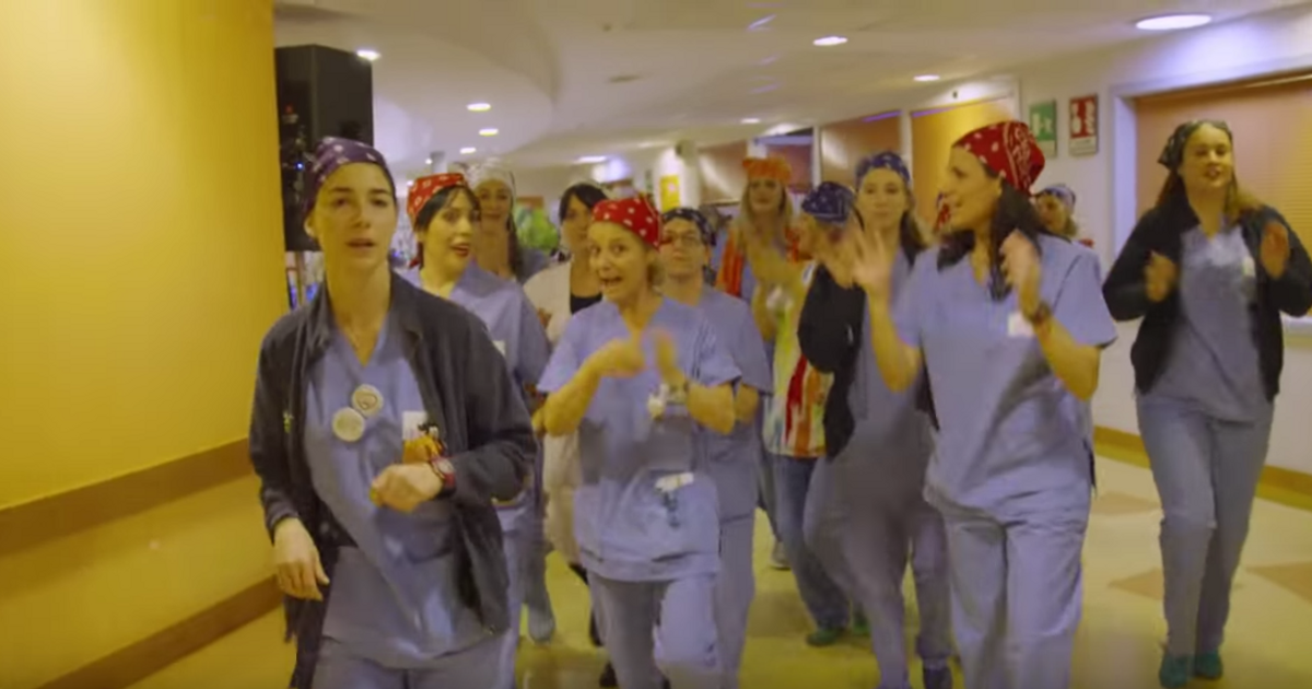 A Firenze, medici e infermieri ballano per i pazienti del reparto di pediatria