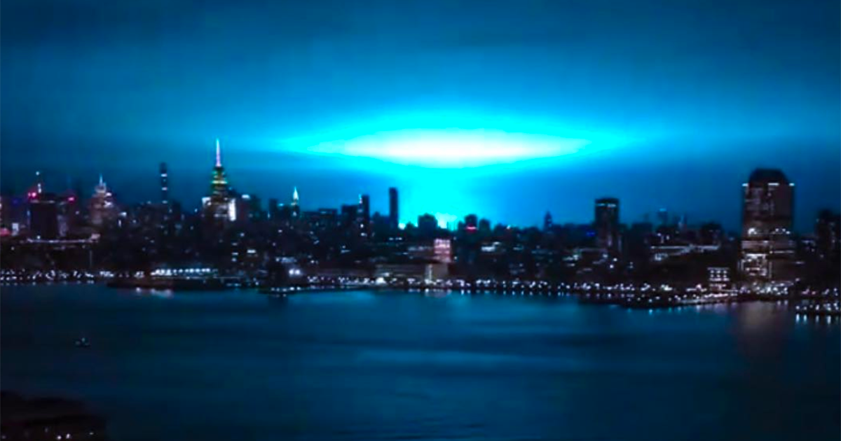 Come Independence Day: una strana luce azzurra ricopre New York