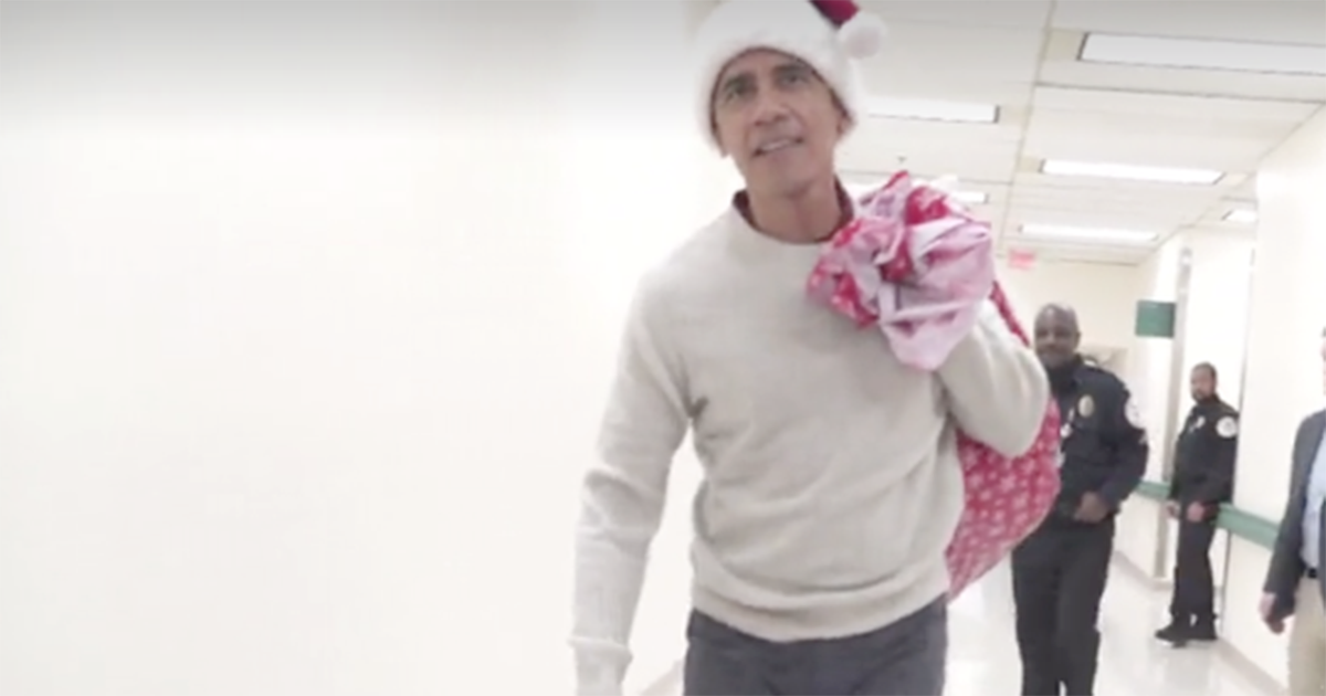 Barack Obama vestito da Babbo Natale, porta i doni a bambini malati