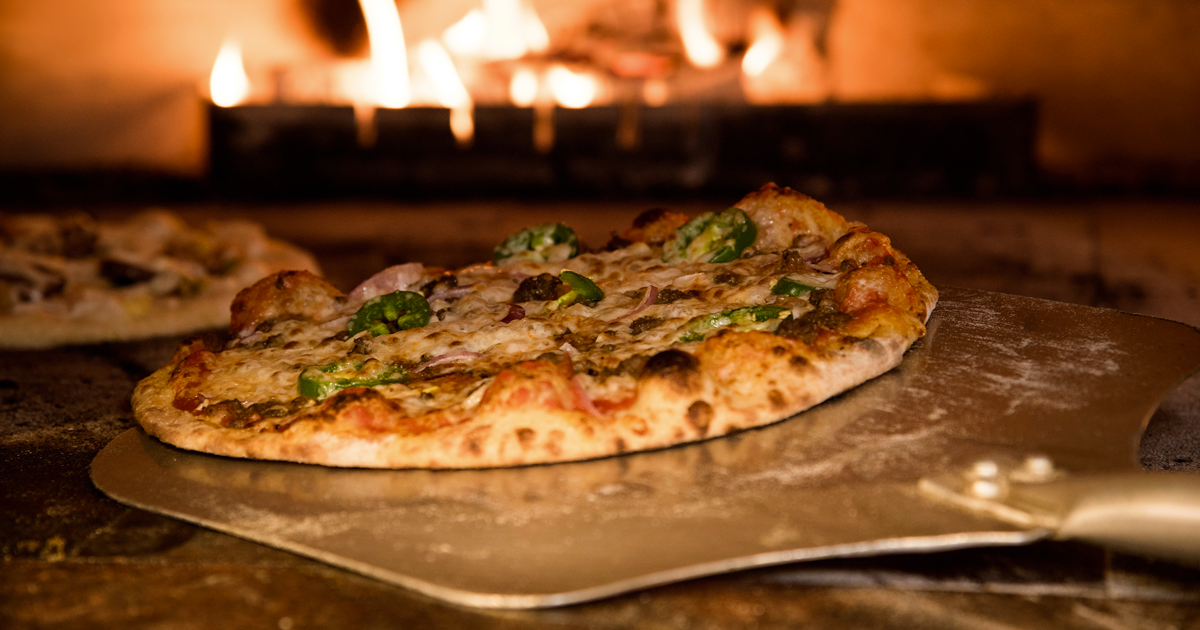 Prenotano per Natale ma danno buca, il pizzaiolo regala 60 pizze ai senzatetto