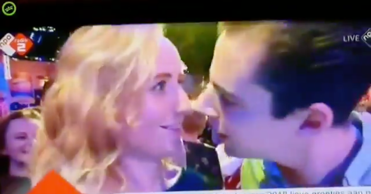 Imbarazzo in diretta tv: lui prova a baciarla durante il veglione di Capodanno ma lei si scosta
