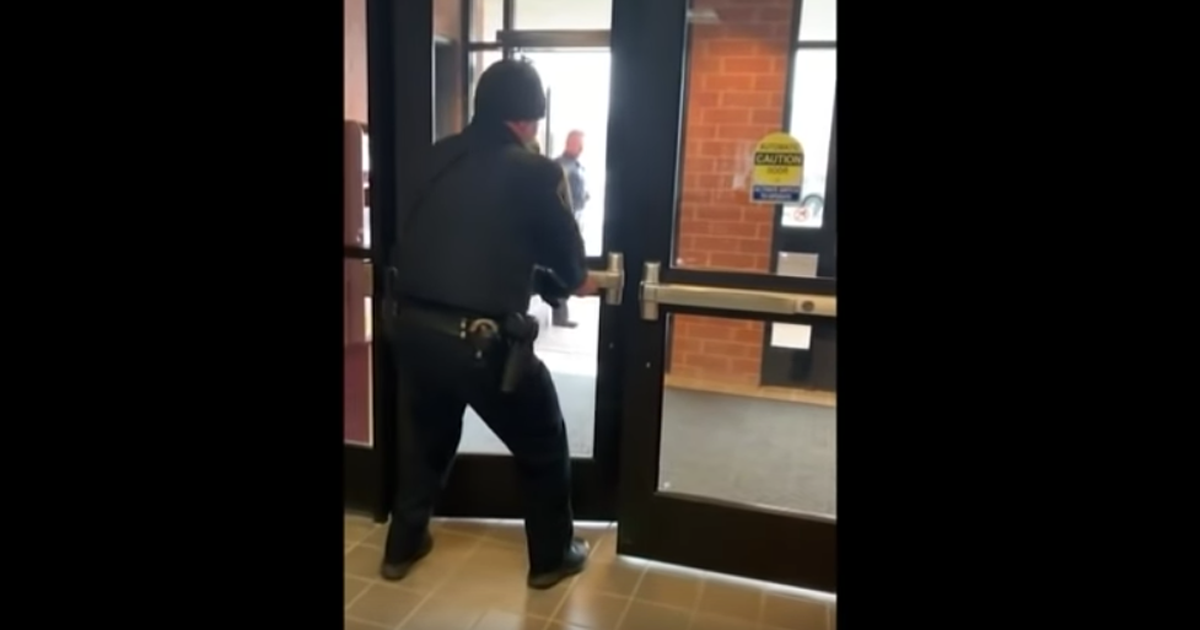 Il poliziotto ha paura dello scoiattolo e tutto il commissariato si ferma: il video è virale