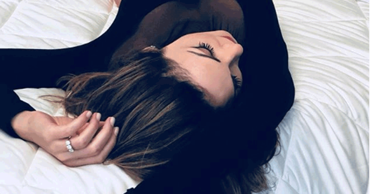 Anna Tatangelo: il body trasparente fa impazzire i fan
