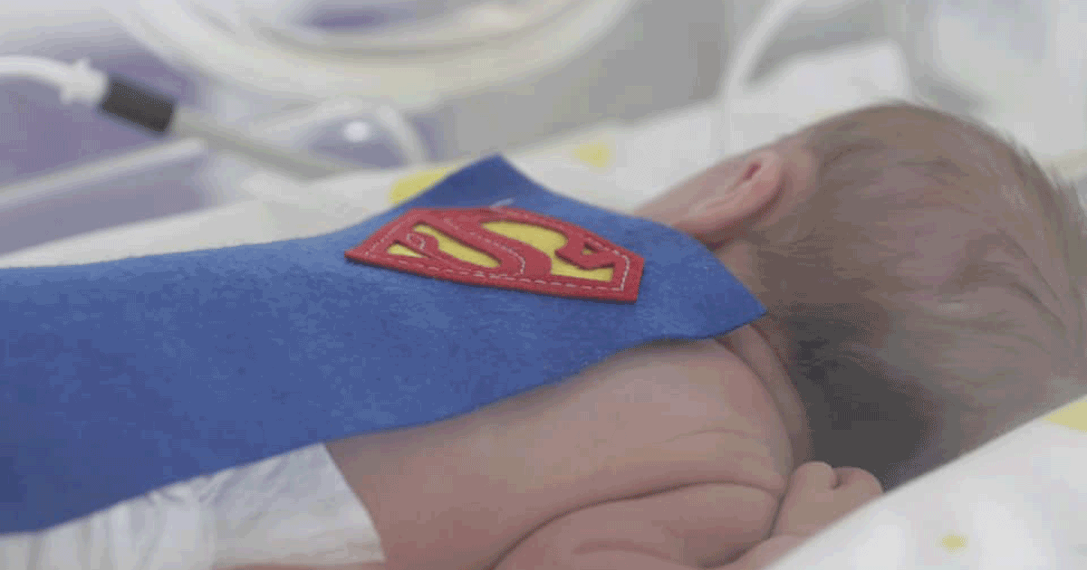 Piccoli supereroi: i neonati in terapia intensiva si mascherano per carnevale