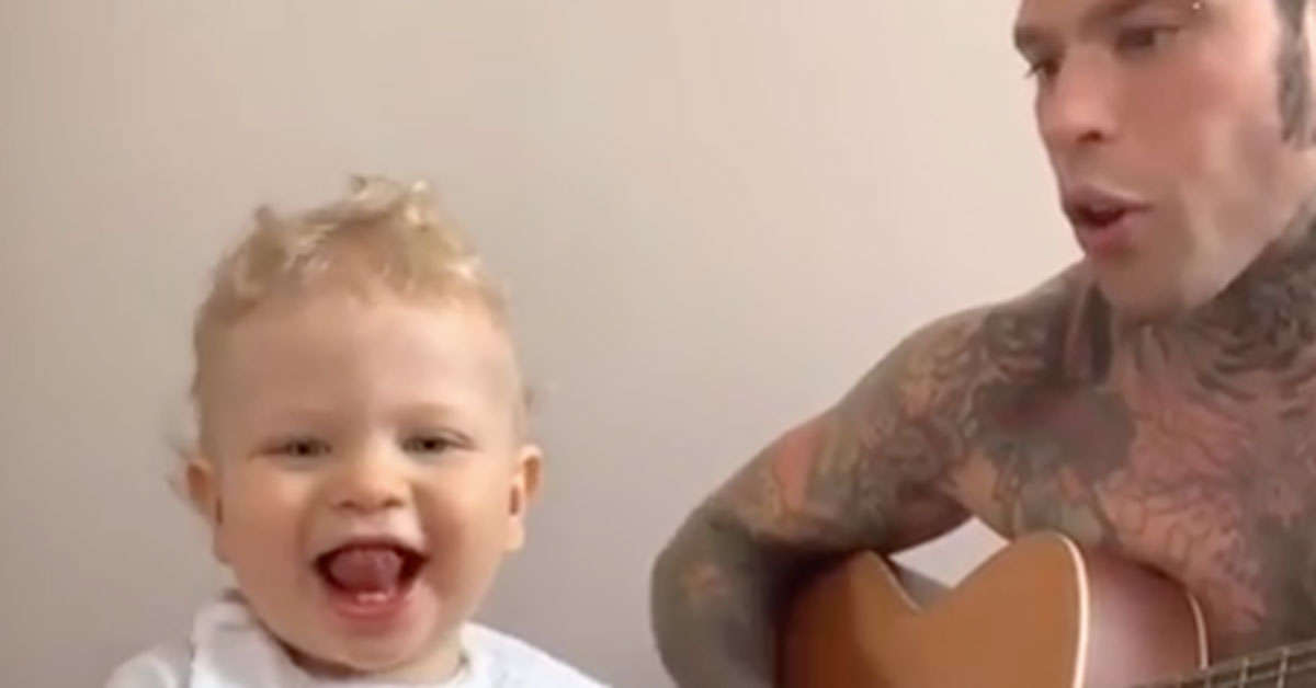 Fedez canta la “Baby Shark Dance”, la reazione del piccolo Leone è splendida