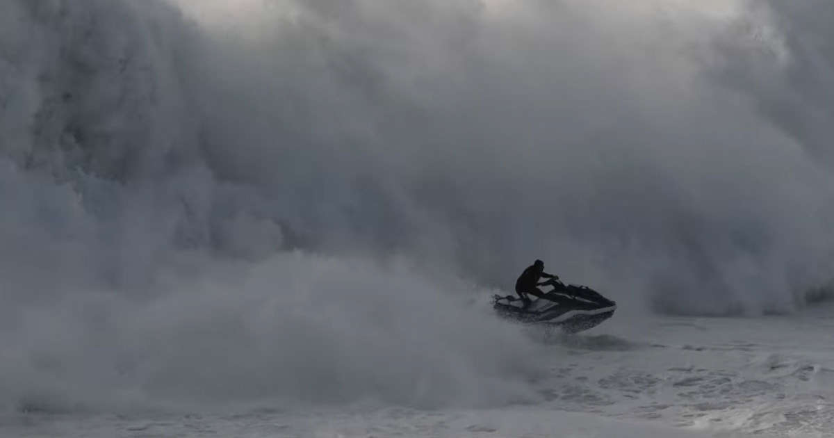 Il salvataggio spettacolare di un surfista travolto da un’onda gigante