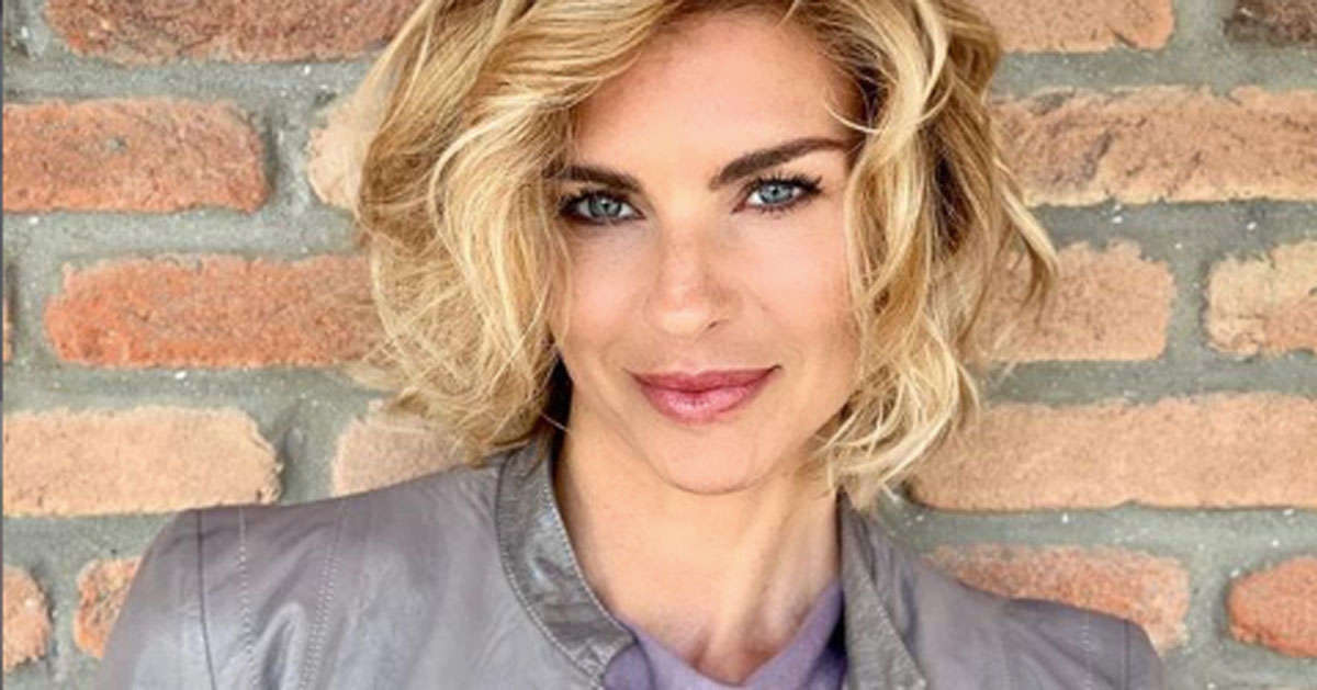 Martina Colombari la posa in costume su Instagram piace ai fan