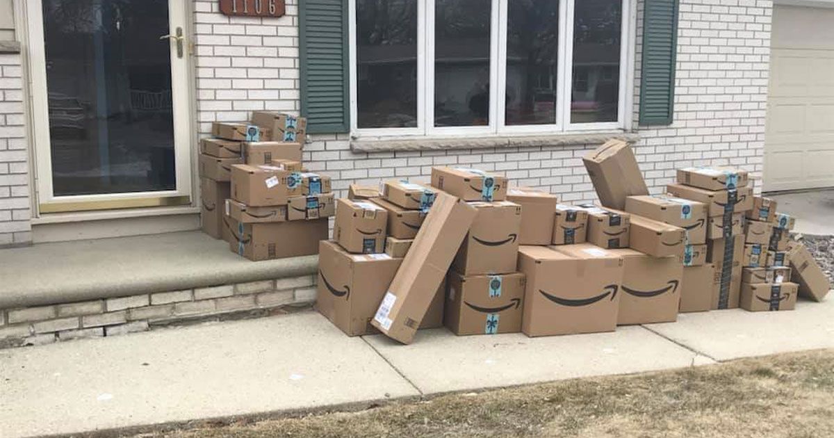 La via è piena di pacchi Amazon: ecco come realizzare lo scherzo perfetto