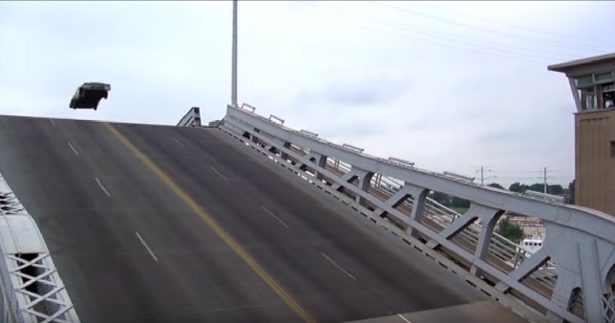 Salta il ponte in auto come nei Blues Brothers: guidatore e passeggera all’ospedale