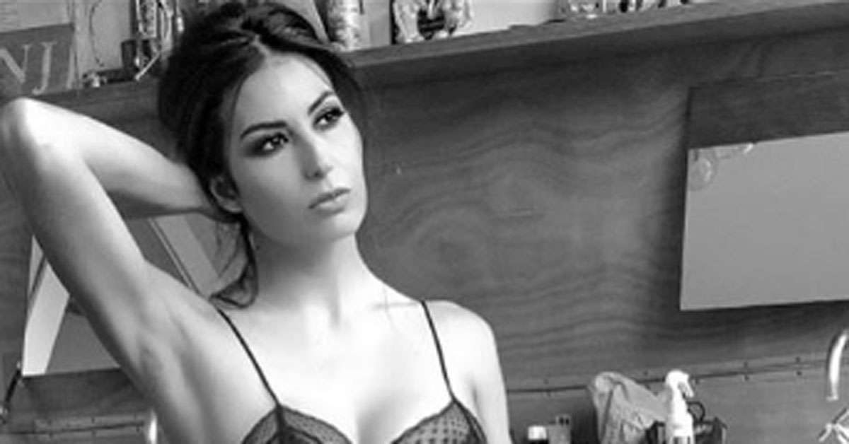 Elisabetta Gregoraci in un sensuale ritratto in bianco e nero