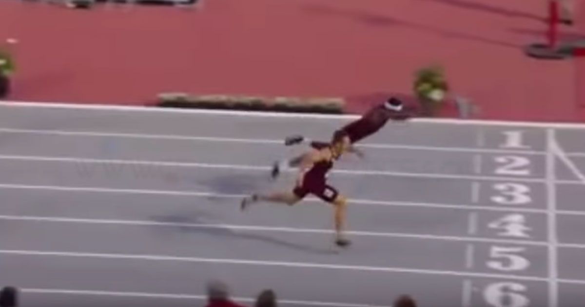 L’atleta si tuffa per vincere la gara: il video diventa virale