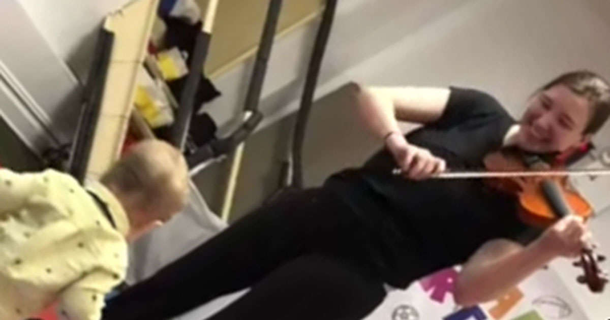 Un neonato sente per la prima volta un violino: la sua reazione è dolcissima