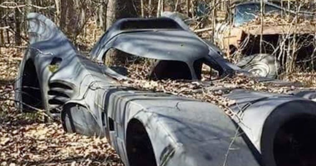 Il mistero della Batmobile abbandonata nel bosco