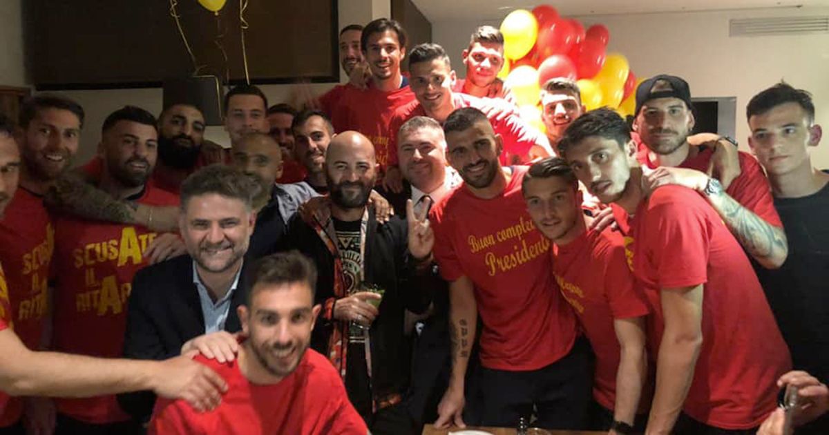 Il Lecce torna in Serie A: Giuliano Sangiorgi canta coi tifosi “Meraviglioso”