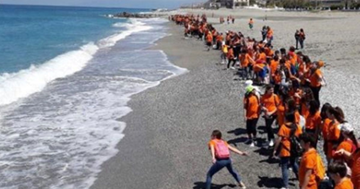 Studenti in gita al mare per pulire le spiagge