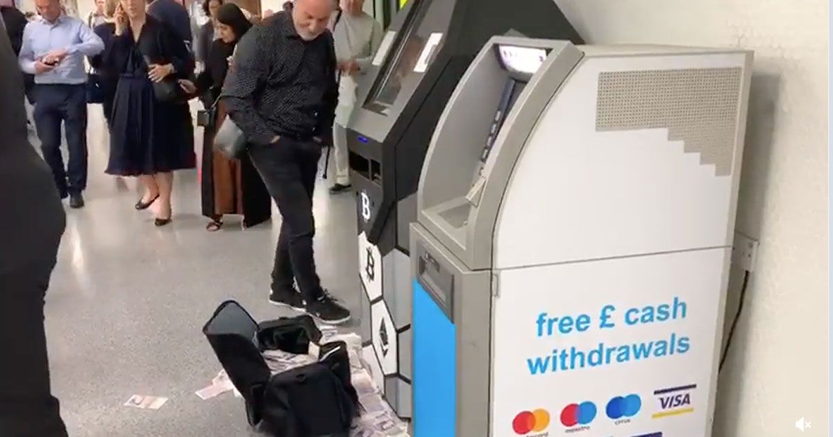 Un bancomat ha iniziato a regalare soldi ai passanti nella metropolitana di Londra