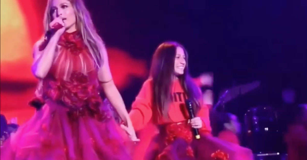 Jennifer Lopez duetta con la figlia Emme nella prima data del tour