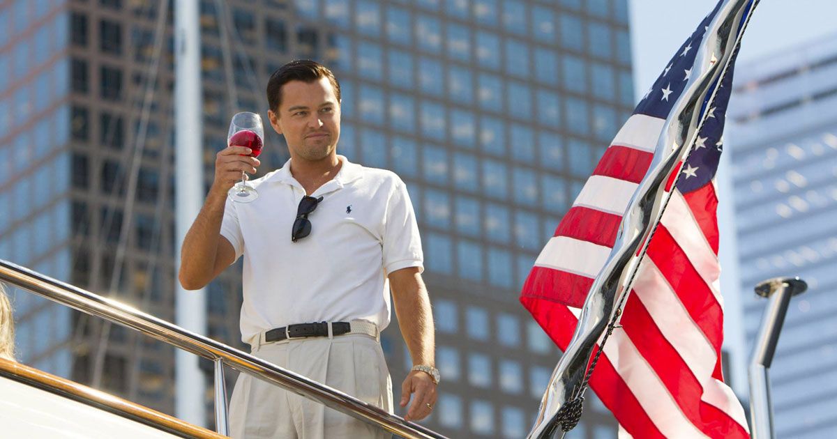 Leonardo DiCaprio riceve una pallonata giocando a beach volley: la foto diventa virale