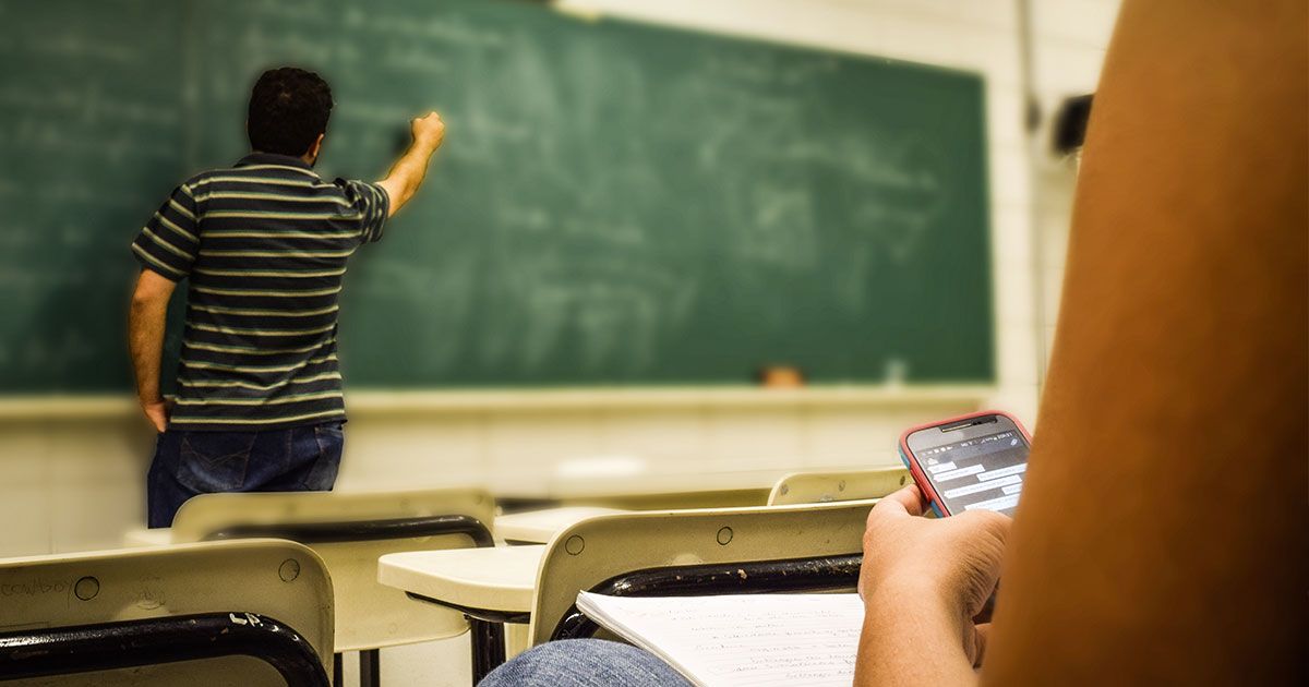 Bocciato a scuola, il padre gli cerca lavoro per educarlo