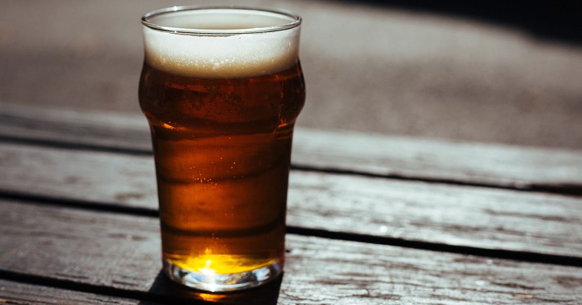 Birra gratis a chi raccoglie un bicchiere di sigarette dalla spiaggia