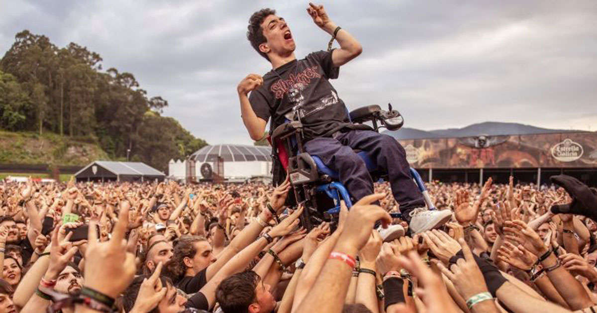 Alex, il ragazzo disabile sollevato al concerto: il video diventa virale