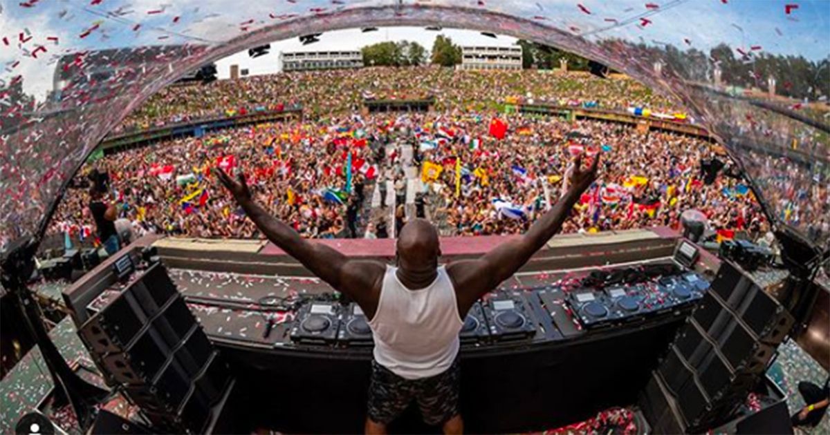Shaquille O’Neal DJ a Tomorrowland: il pubblico impazzisce per lui!