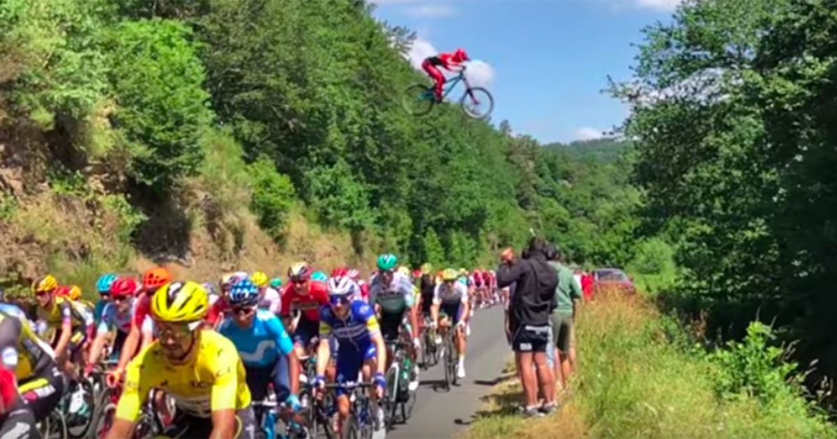 Vola con la mountain bike sopra la carovana del Tour de France: brividi!