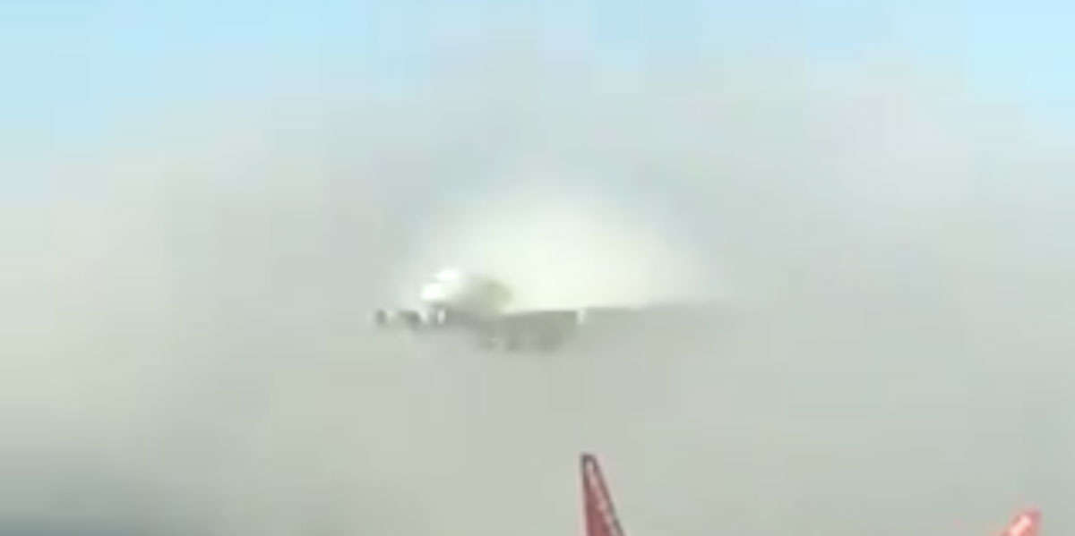 L’aereo spunta dal nulla nell’aeroporto di Londra: il video è virale