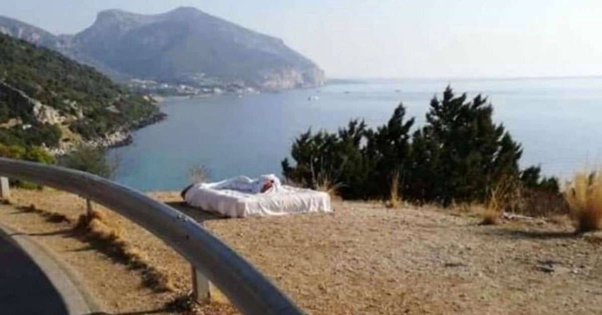 Montano un letto a due piazze a bordo strada: multata una coppia di turisti in Sardegna