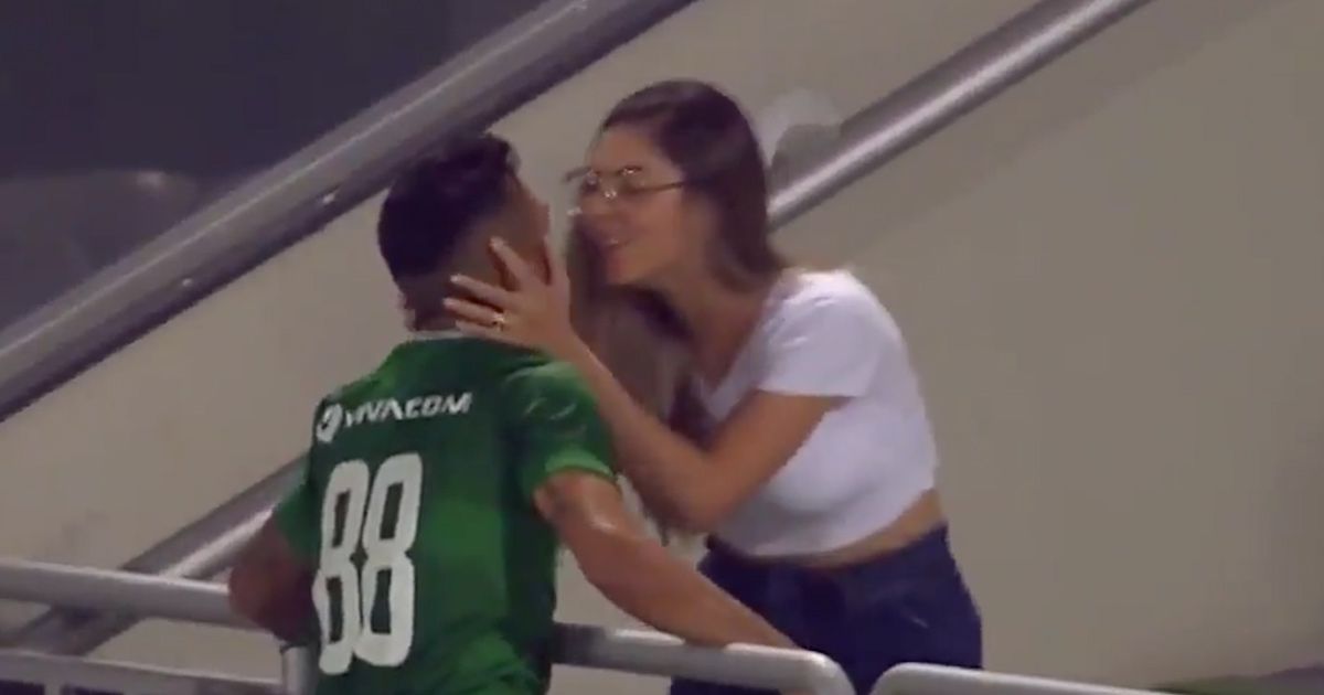 Fa gol, bacia la ragazza e l’arbitro gli annulla il gol