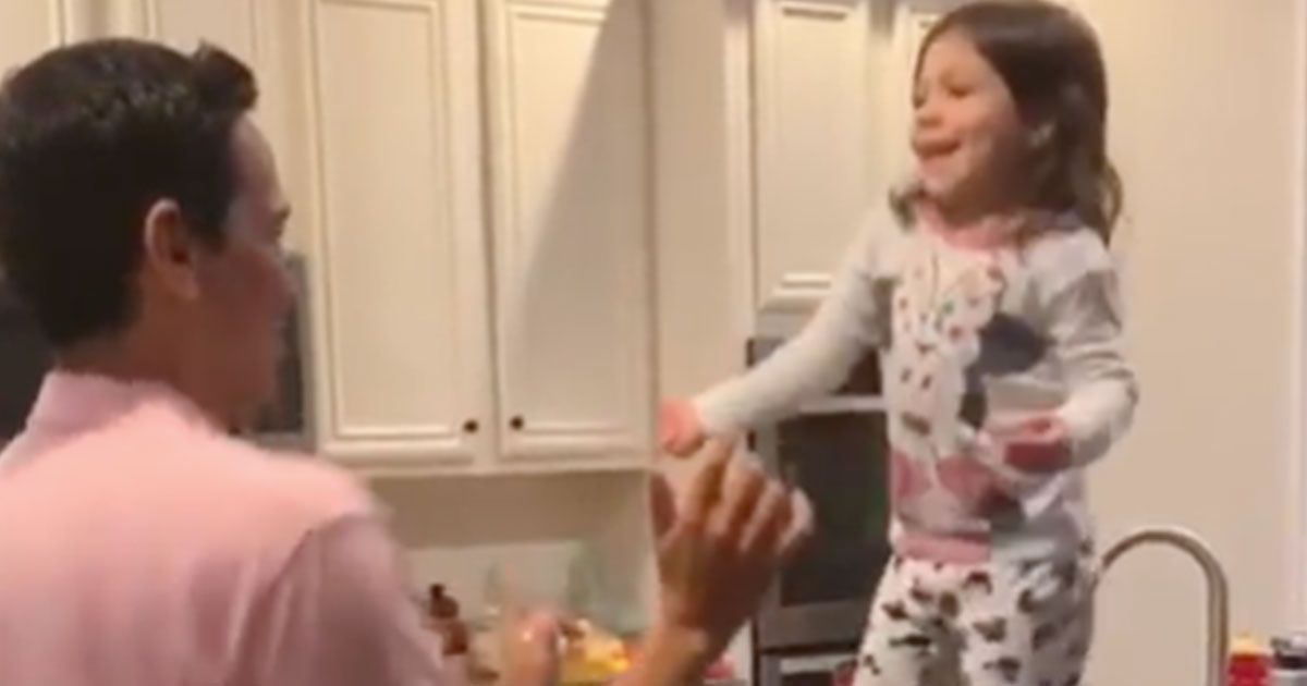 Ballano la salsa in cucina, padre e figlia diventano famosi nel web