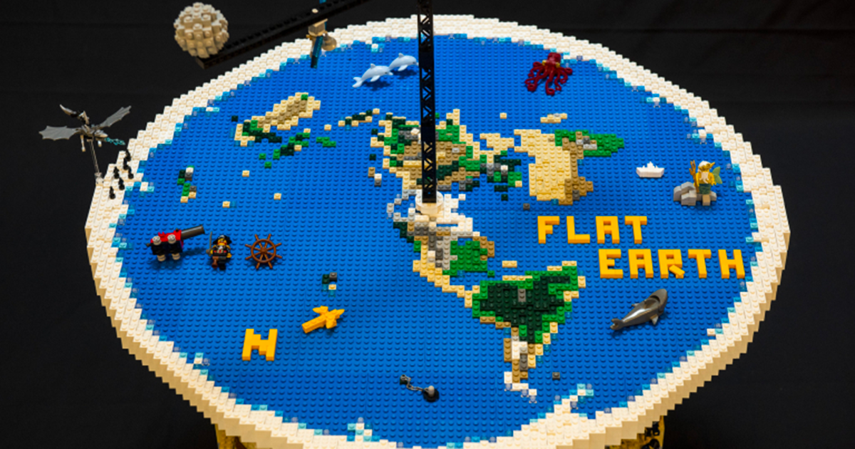 Il terrapiattismo spiegato con i Lego: l’opera è geniale!