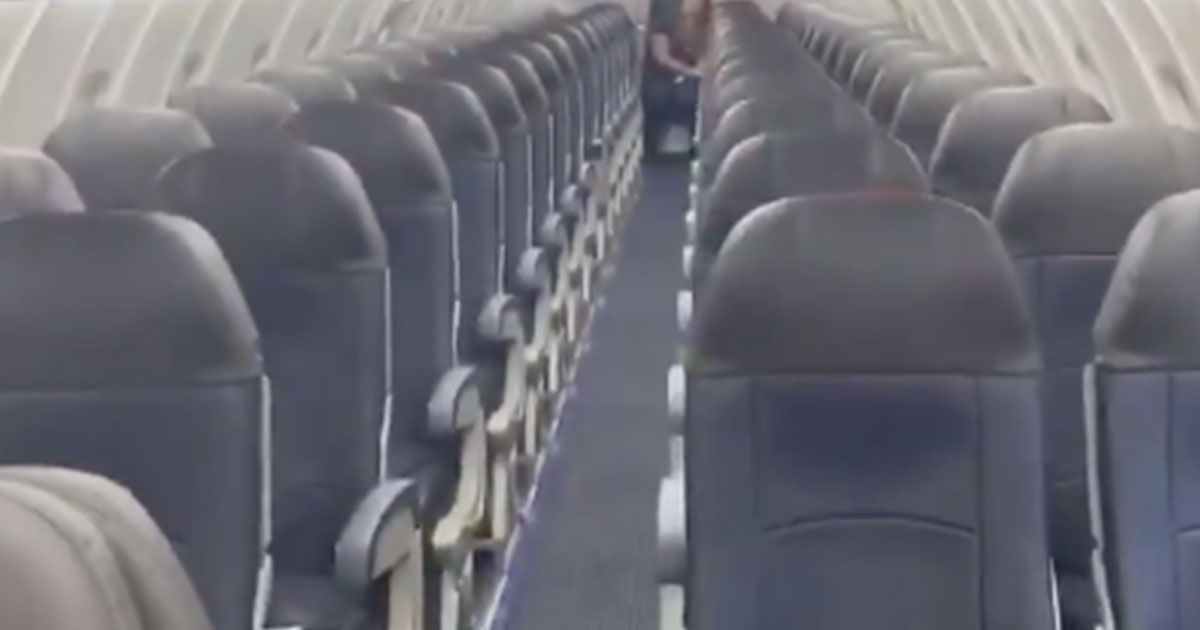 Da solo sul volo di linea: il video fa il giro del web