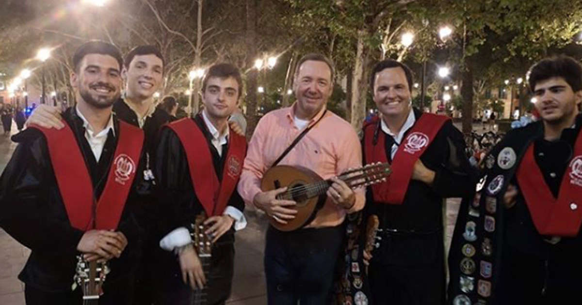 Kevin Spacey canta “La Bamba” in strada a Siviglia: il video