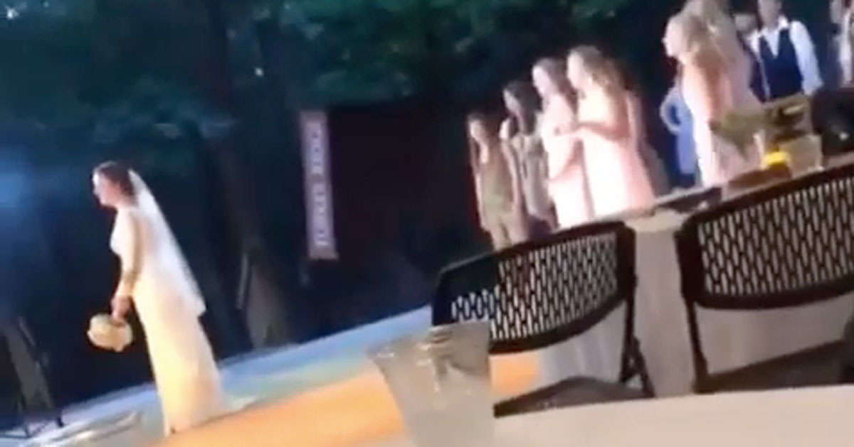 Prende il bouquet al volo: la reazione del suo fidanzato vi stupirà