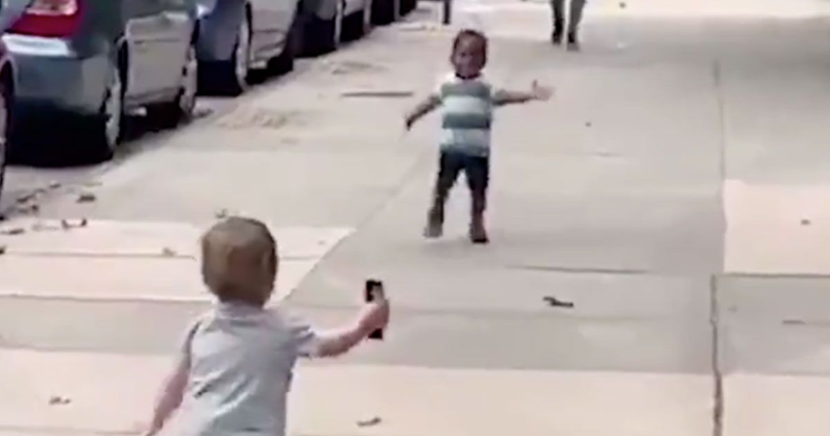 Il tenero abbraccio di due bambini diventa virale sui social: il video
