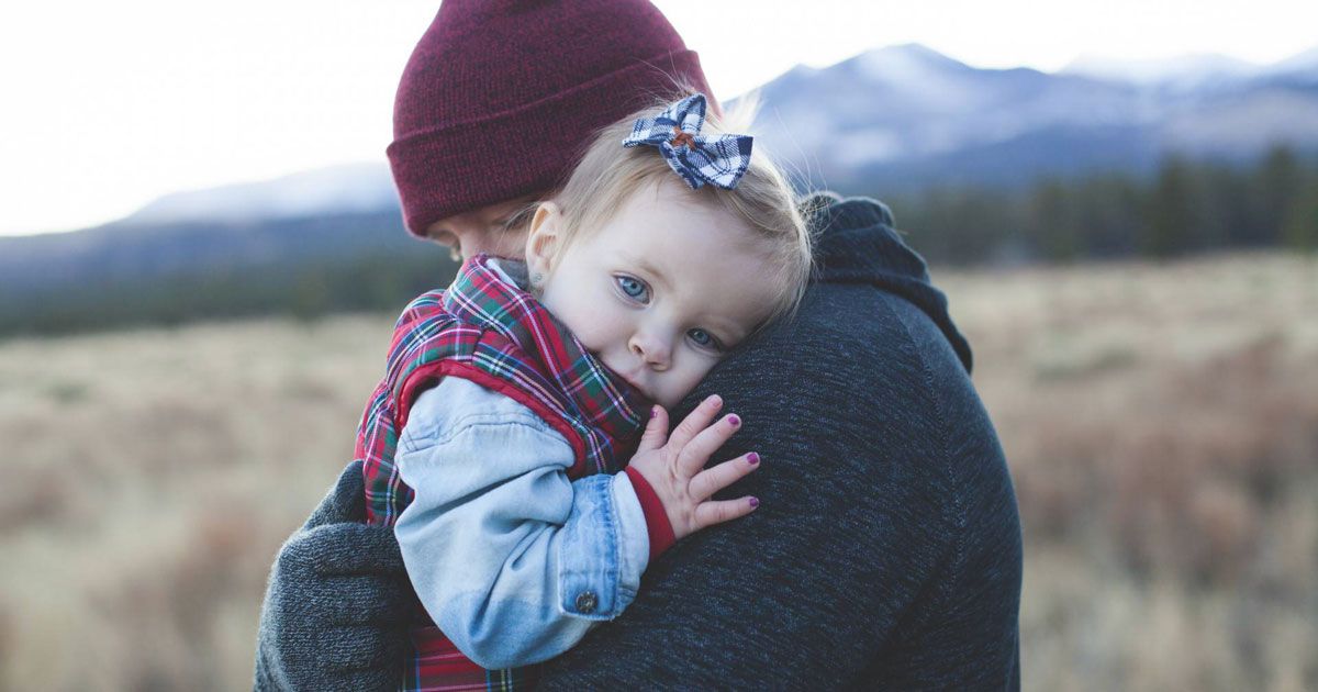 Coccolare i bambini da piccoli li renderà meno ansiosi da grandi, lo dice la scienza