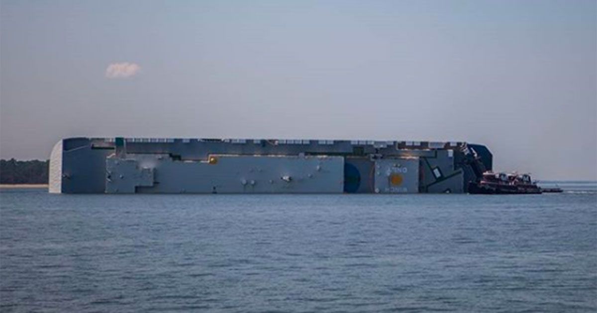 Cargo capovolto in mare: guardia costiera salva l’equipaggio barricato nella sala macchine