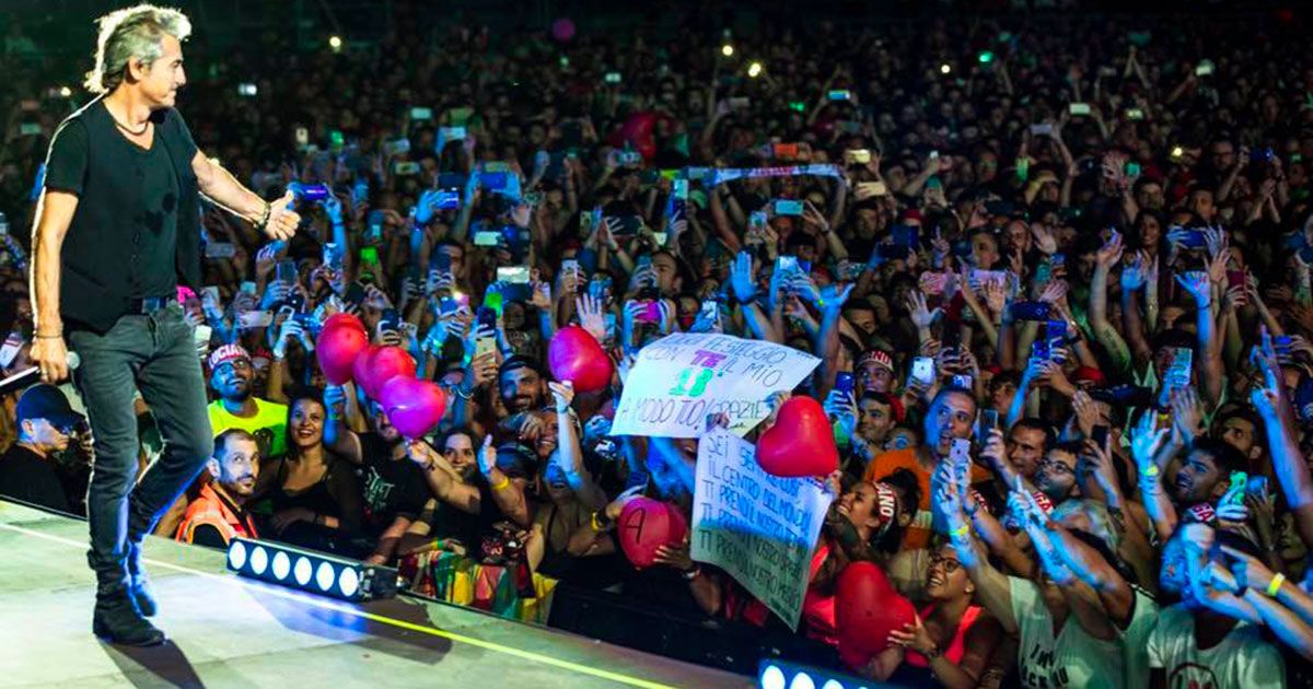 Luciano Ligabue è stato l’ospite d’onore alla prima di “Balliamo sul mondo”