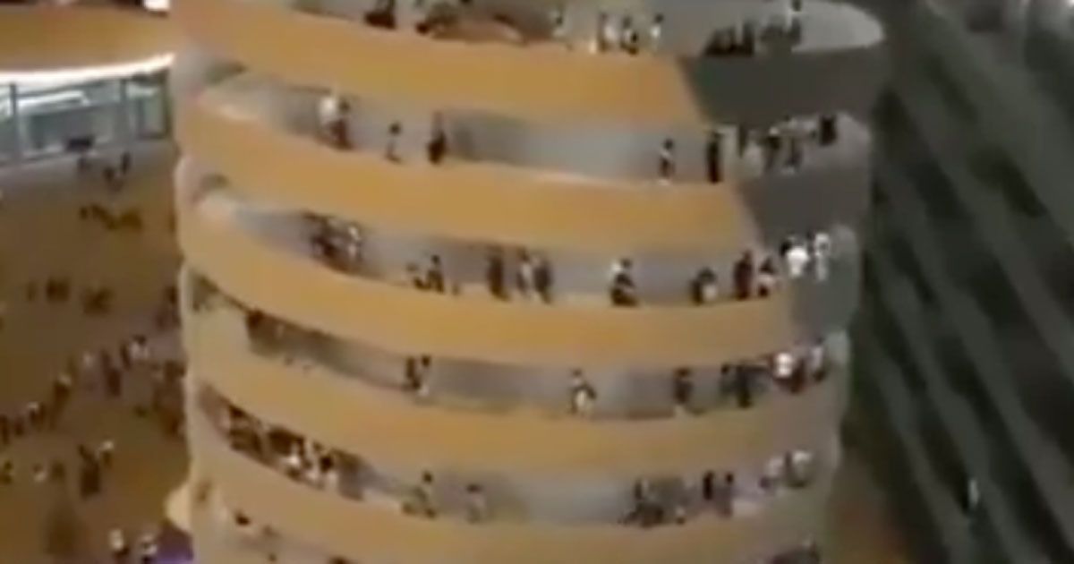 Le scale di San Siro sembrano girare: l’effetto ottico diventa virale