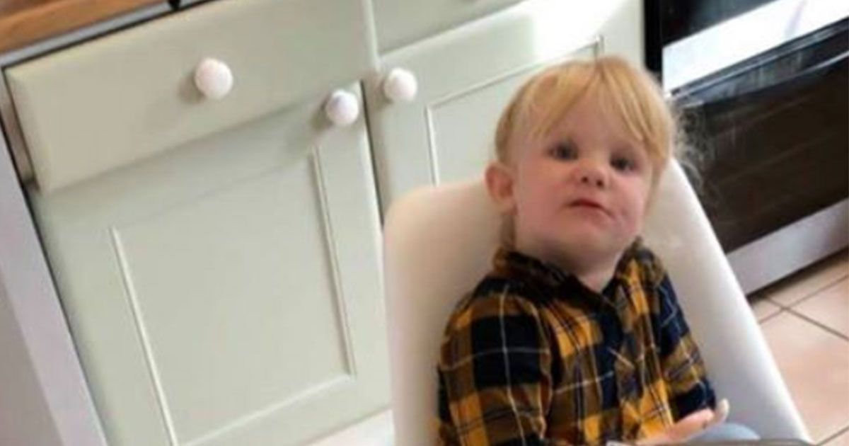 Bimba di 3 anni, lasciata sola per 10 minuti, mangia 18 yogurt: il post è virale