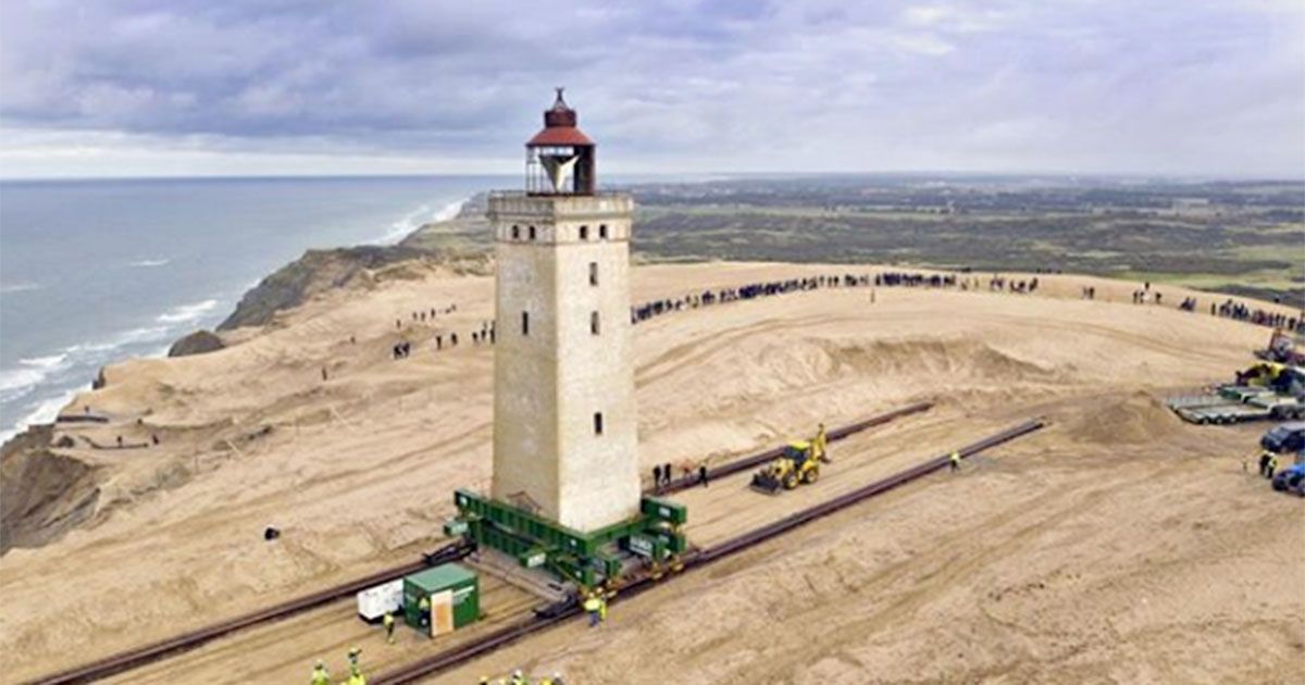 Danimarca: il faro minacciato dall’erosione viene salvato in un modo incredibile!