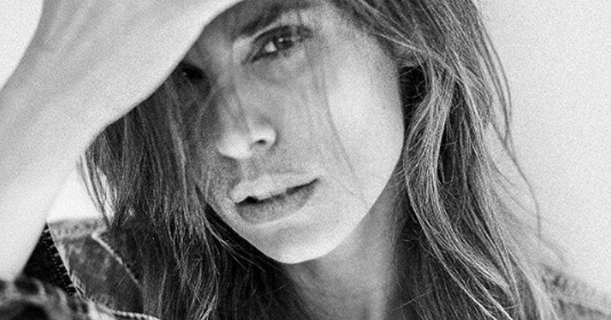 Elisabetta Canalis in moto senza reggiseno: la foto è bollente